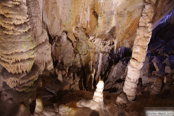 photo de grandes colonnes millénaires