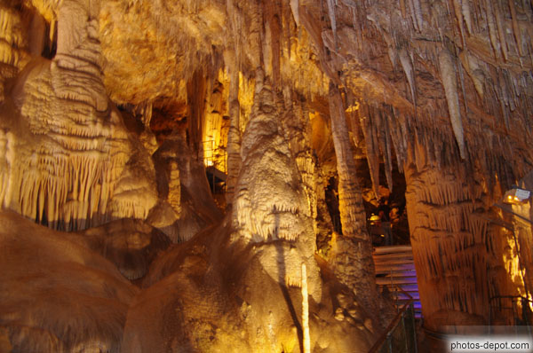 photo de stalactites et colonnes à l'entrée de la salle d'Angkor