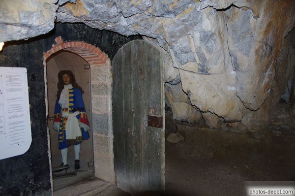 photo de statue de Vauban qui fit installer l'ancienne poudrerie dans la grotte