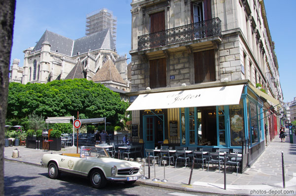 photo de vieille mercedes décapotable devant café et st Gervais