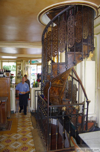 photo d'escalier de fer forgé dans café