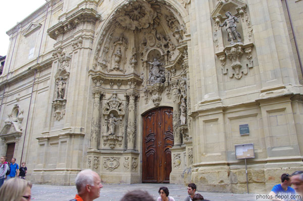 photo de portail baroque église du vieux port