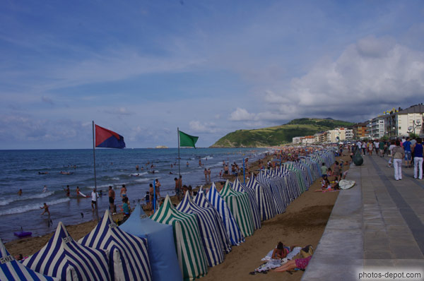 photo de drapeaux vert : baignade autorisée, rouge et bleu : surfeurs