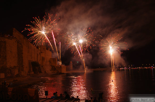 photo de feux d'artifices dans la baie devant le château