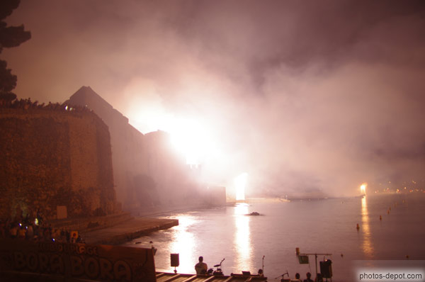photo de feux d'artifices dans le château
