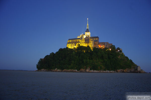 photo de Mont St Michel de nuit vu de la baie