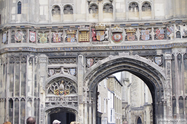 photo de Detail des blasons porte d'accès à la cathédrale