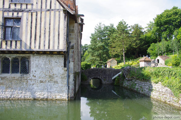 photo de pont d'accès au manoir sur les douves