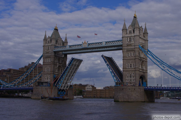 photo de Tower bridge pont levis ouvert