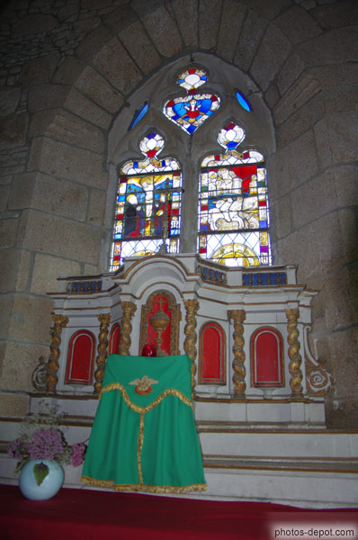 photo de Vitrail et autel petite église