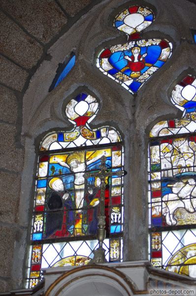photo de détail vitrail Christ en croix