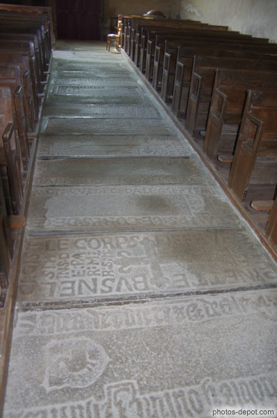 photo de Pierres tombales en dalles de l'église