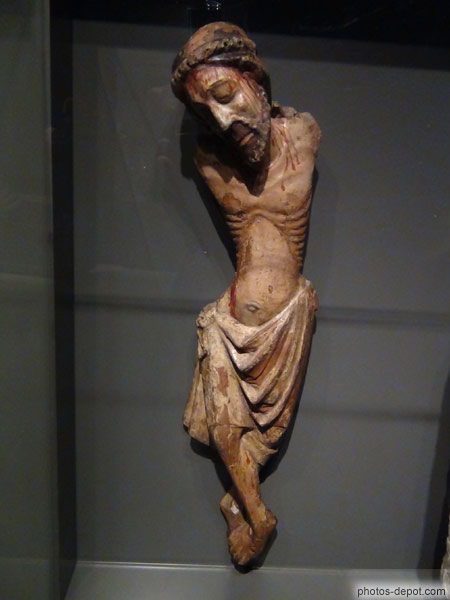 photo de Christ en bois polychromé
