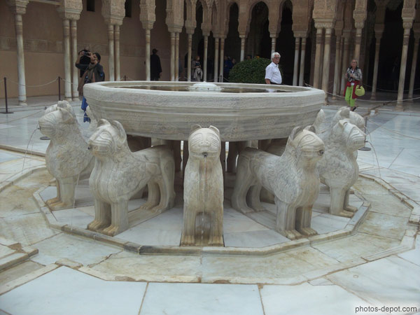 photo de fontaine aux lionnes