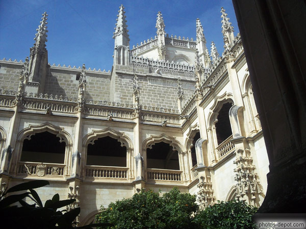 photo de joyaux du gothique espagnol de transition vers la Renaissance