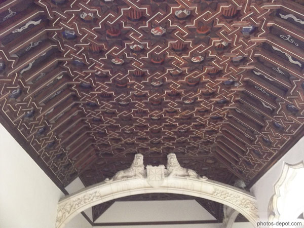photo de plafond en bois de style mozarabe