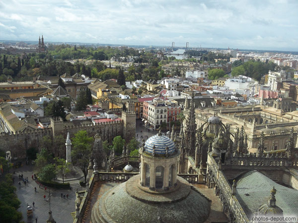 photo de la cathédrale et la ville