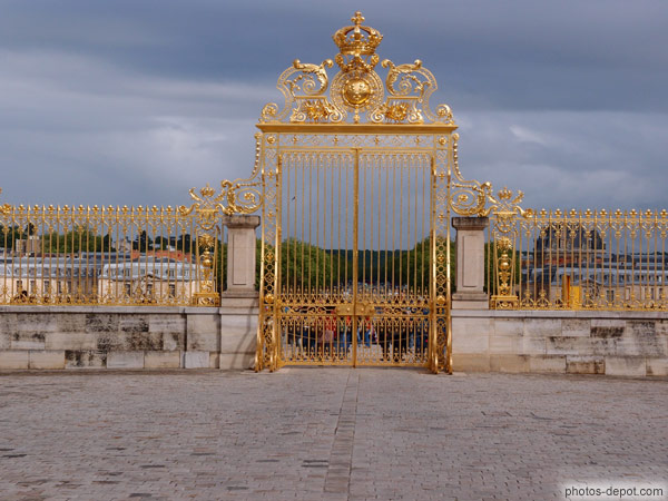 photo de grille d'entrée dorée