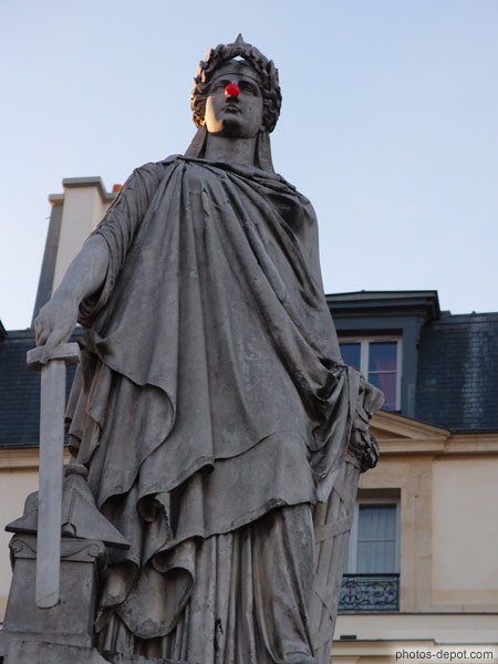 photo de la Justice au nez rouge