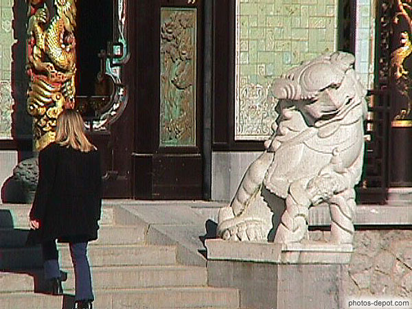 photo de statues entrée pavillon chinois