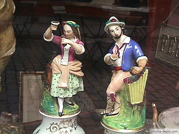 photo de statues de porcelaine dans une vitrine