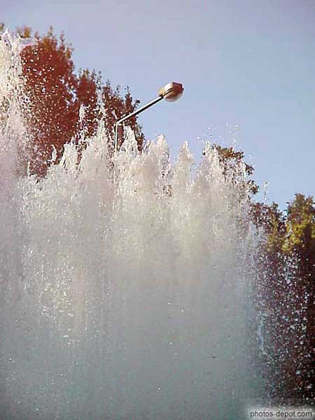 photo de jet d'eau et lampadaire