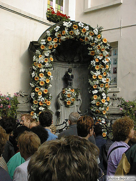 photo de fontaine du Manneken Pis fleuri