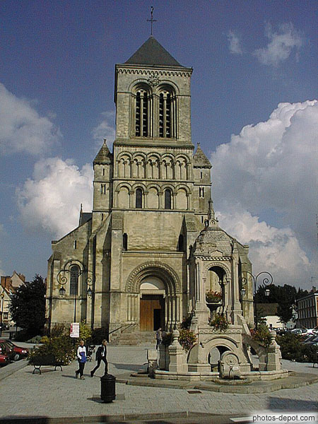 photo de belle eglise et fontaine