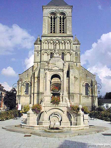 photo de belle église et fontaine