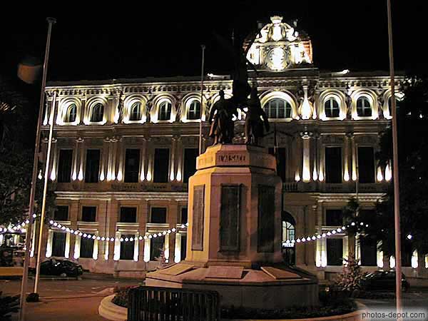 photo d'hôtel de Ville éclairé la nuit