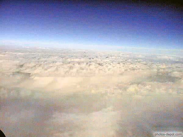 photo d'au dessus des nuages