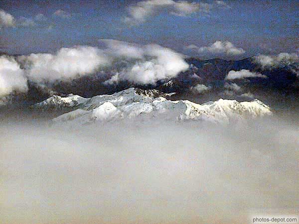 photo d'alpes dans les nuages