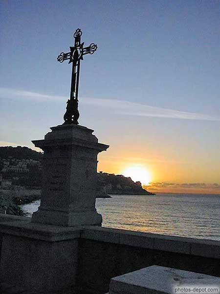 photo de croix devant la mer