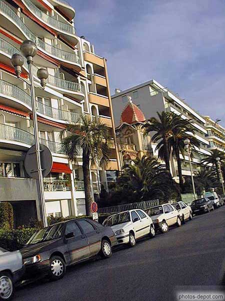 photo d'immeubles et palmiers