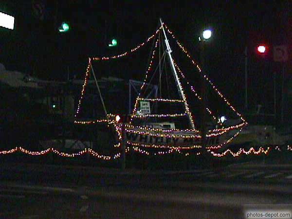 photo de voilier illuminé