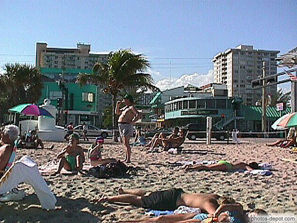 Touristes sur la plage