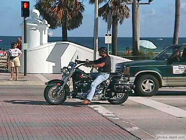 photo d'Harley Davidson au feu rouge