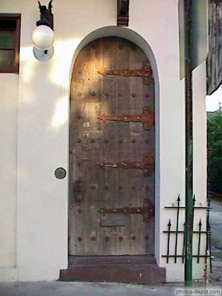 Porte de bois et fer forgé