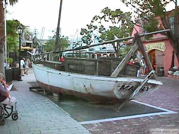 photo de barque comme garée dans la rue