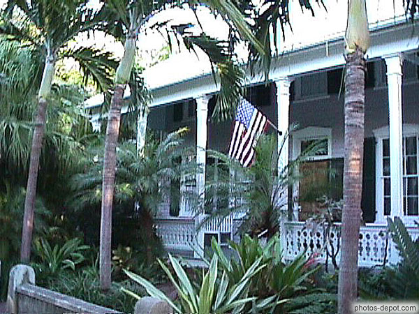photo de maison arborant le drapeau américain