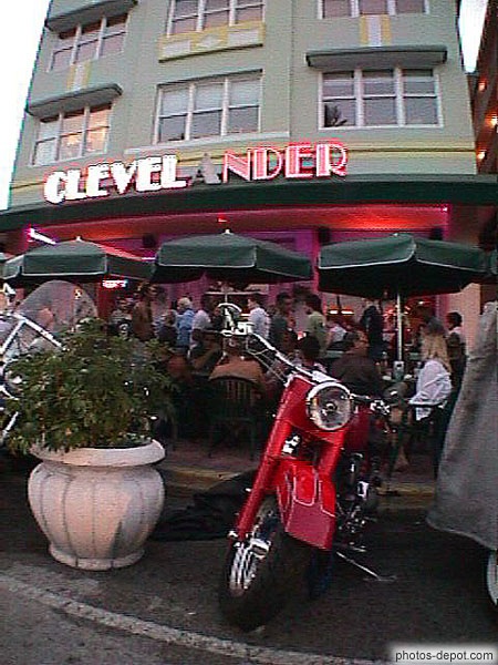 photo de moto rouge devant le Clevel Ander