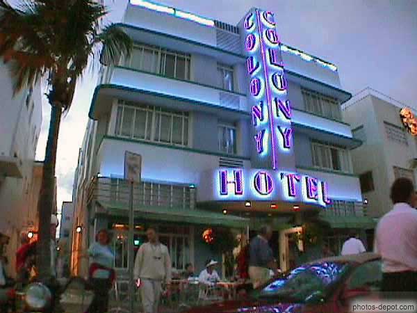 photo de Colony hotel au crépuscule
