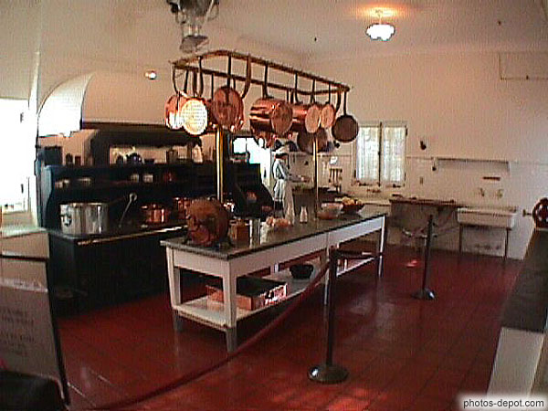 photo de cuisine aux casseroles en cuivre