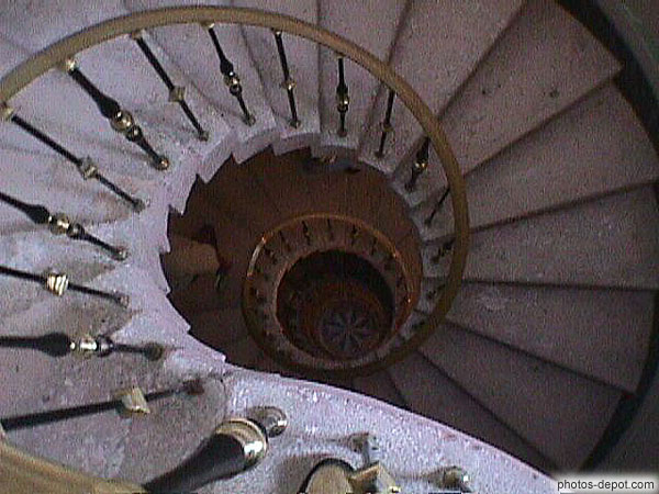 photo d'escalier en colimaçon en porte-a-faux