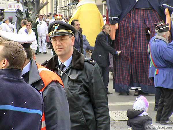 photo de policier au carnaval