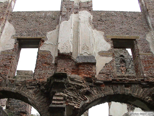 Plaques décoratives dortoirs des moines au dessus du chapitre Belgique, Abbaye de Villers, Photo XVIIIe