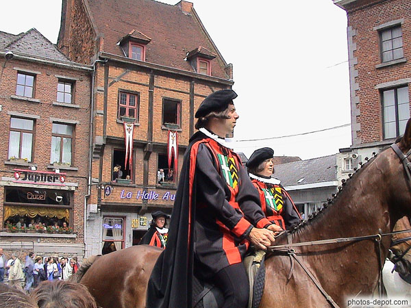 photo de cavaliers aux armes de St Vincent, procession moyenageuse de la pentecote 04343