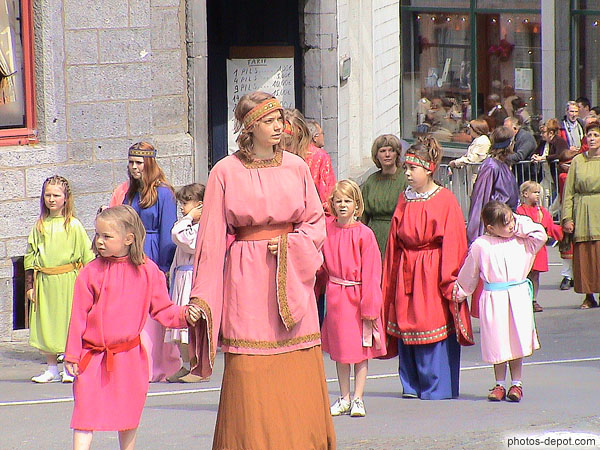photo de procession moyenageuse de la pentecote