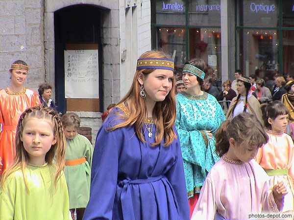 photo de procession moyenageuse de la pentecote