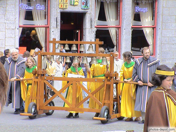 photo de procession moyenageuse de la pentecote